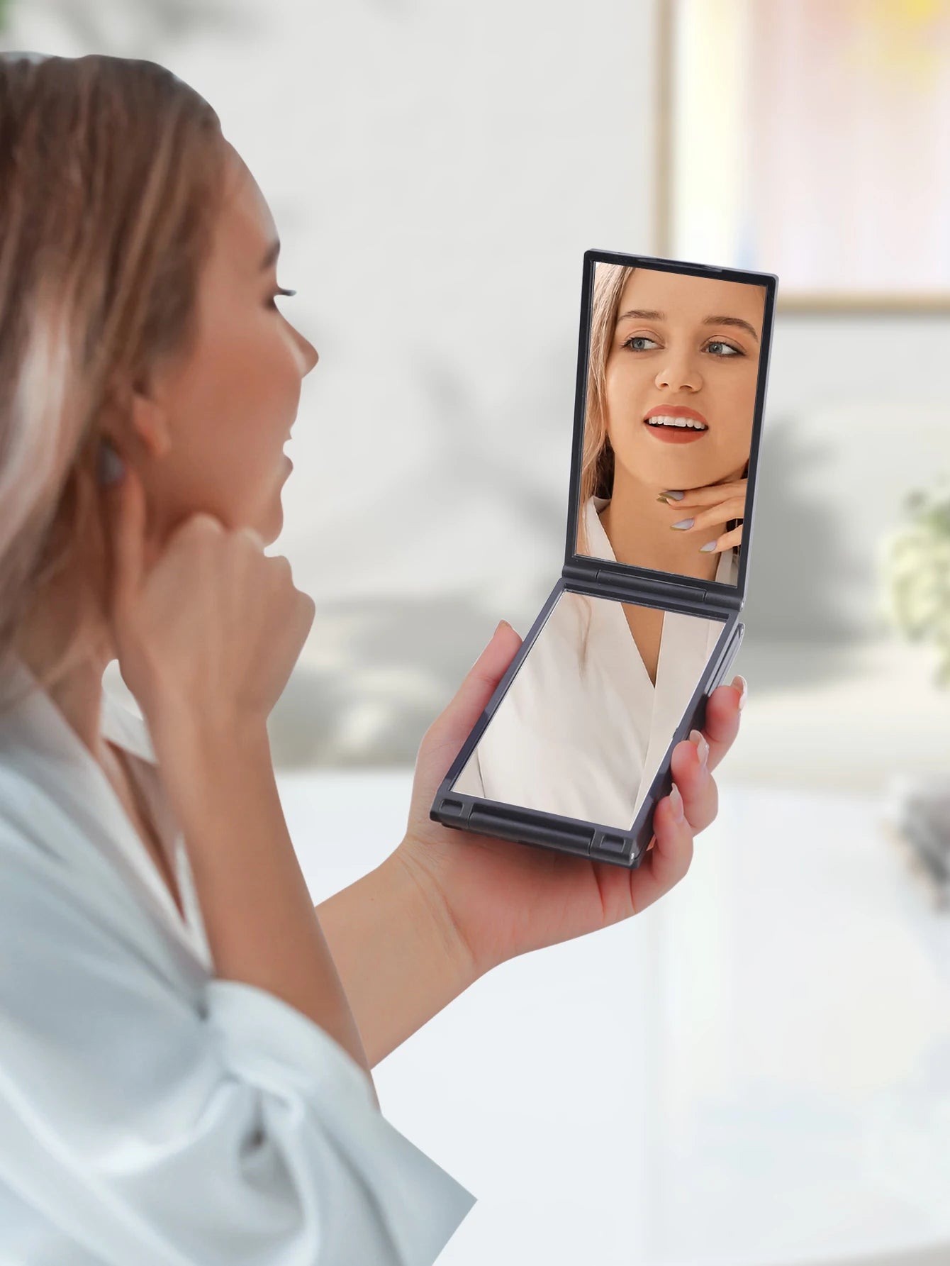 Foldable beauty mirror